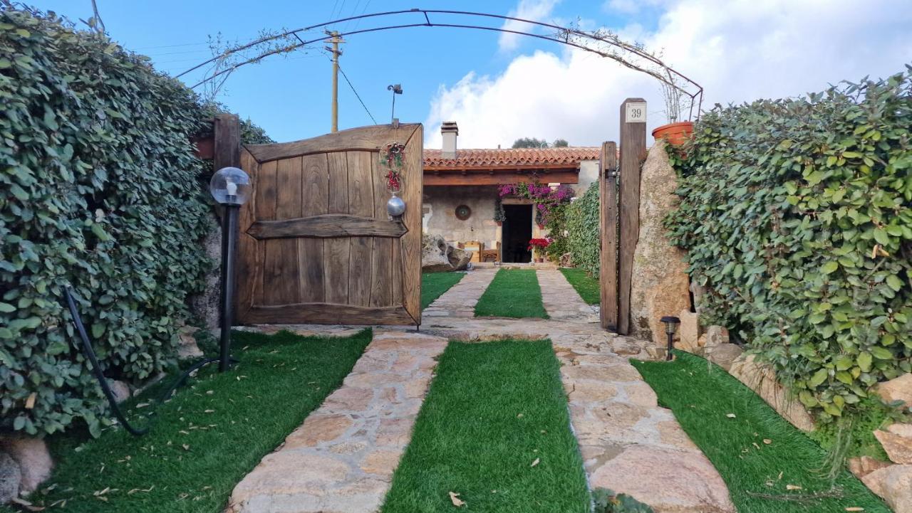 Rifugio Monte Pino Villa Telti Buitenkant foto